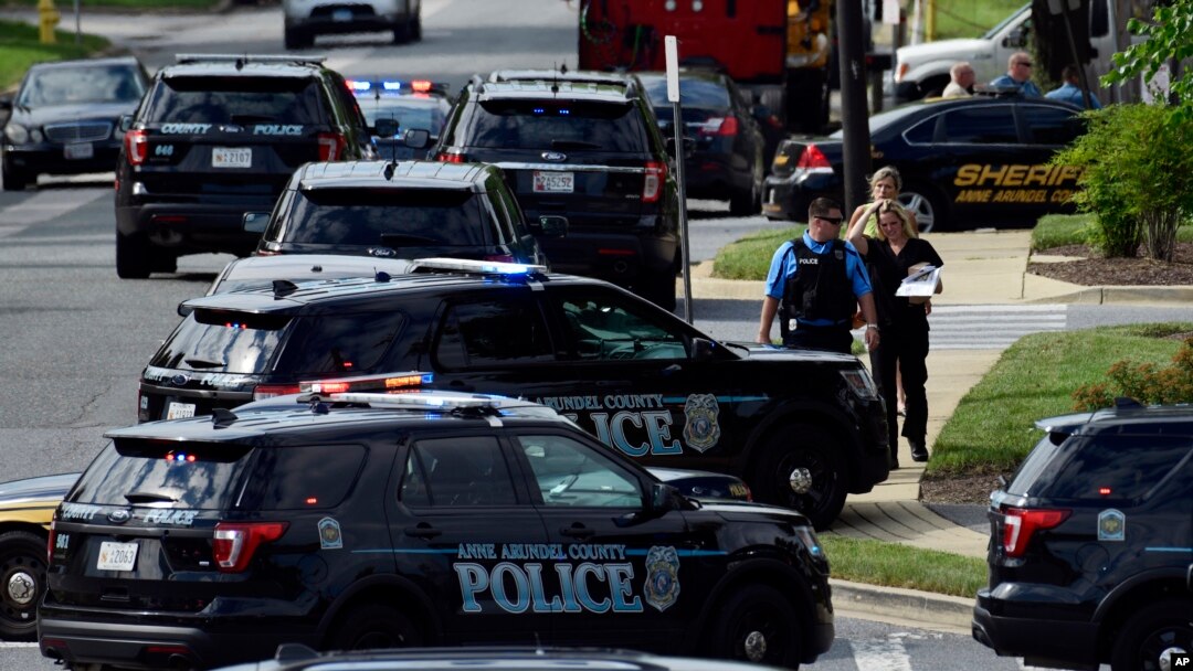 La policía asegura el edificio donde funciona el diario Capital Gazette en Annapolis, Maryland, donde un tiroteo dejó 5 muertos y varios heridos el jueves 28 de junio de 2018. 
