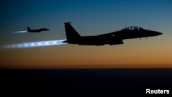 Jiragen dakarun Amurka samfurin F-15E Strike Eagles a sararin samaniya.