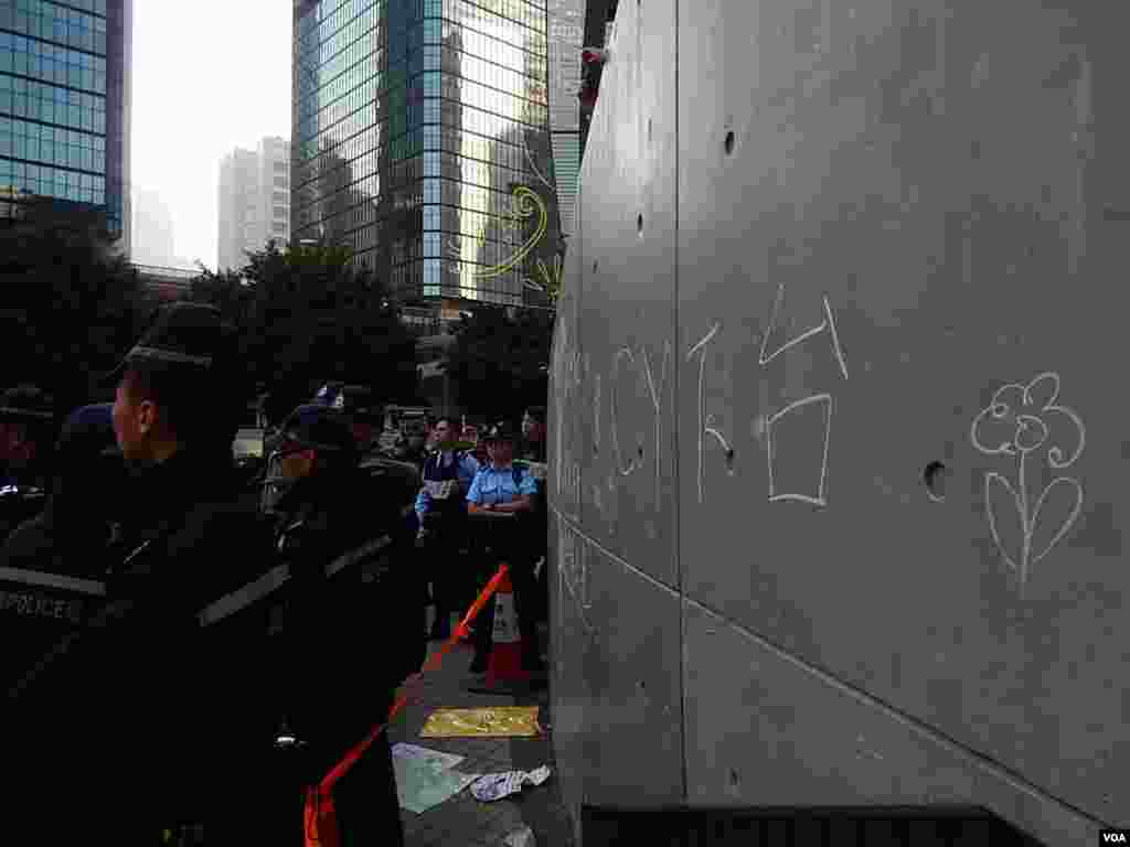 警察在「連儂牆」前面拉起橙色膠帶封鎖線,不讓市民及集會人士走近