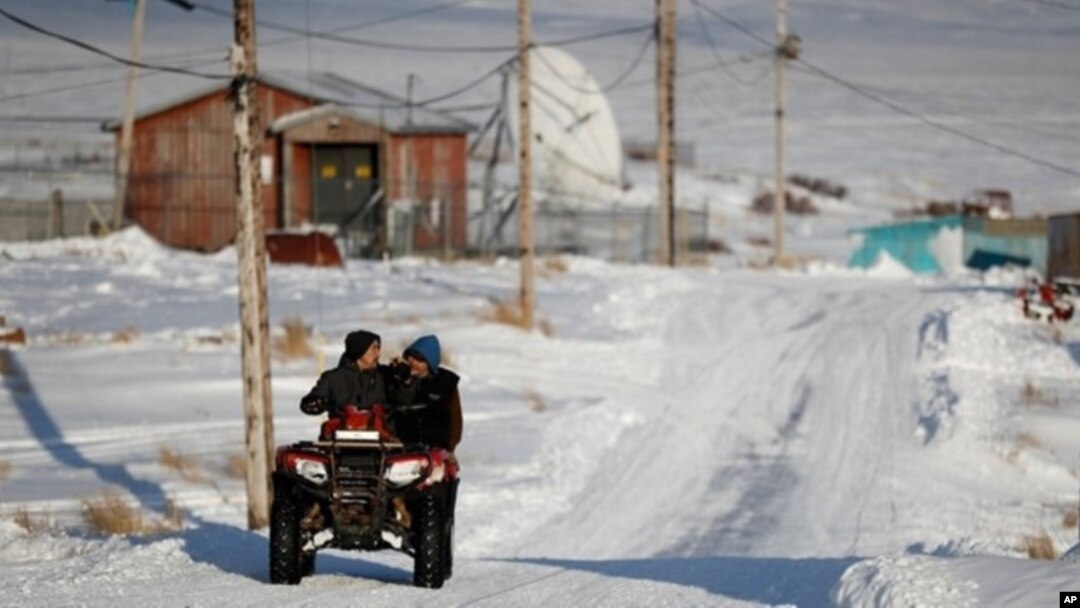 Residentes de Toksook Bay, Alaska, se movilizan en vehículos para todo terreno.