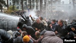 პოლიციამ წყლის ჭავლი გამოიყენა დემონსტრაციის დასაშლელად, 18 ნოემბერი, 2019 
