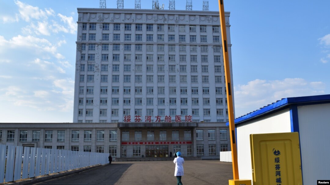 位於中國黑龍江省與俄羅斯邊境地區的綏芬河市為醫治新冠病人把一座辦公樓改建為臨時醫院（2020年4月12日）
