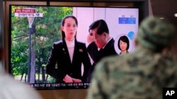 지난해 6월 한국 서울역에 설치된 TV스크린에 김여정 북한 노동당 부부장의 대남 발언 관련 소식이 나오고 있다. 