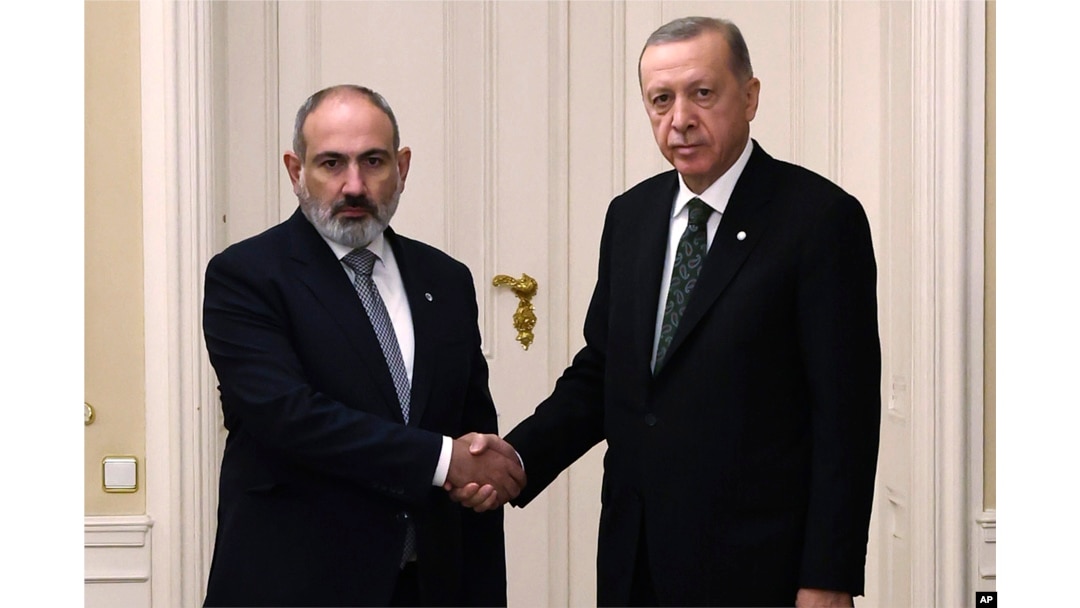 FILE - Armenian Prime Minister Nikol Pashinyan meets with Turkish President Recep Tayyip Erdogan in Prague, Czech Republic, Oct. 6, 2022. Turkish and Armenian envoys convened at the nations’ shared border on July 30, 2024, to discuss normalizing ties. (Turkish Presidency via AP)