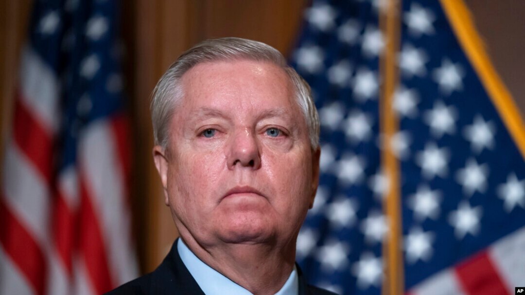 La senadora Lindsey Graham, republicana de Carolina del Sur, espera para hablar con los reporteros luego de la aprobación bipartidista de la Ley para Terminar con el Arbitraje Forzado de la Agresión Sexual y el Acoso Sexual, en el Capitolio en Washington, el 10 de febrero de 2022.