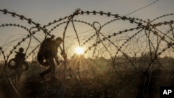 2024年10月30日，烏克蘭第24機械化旅的軍人頓涅茨克地區附近的前線安裝了反坦克地雷和非爆炸性障礙物。(烏克蘭軍方提供／美聯社發布)