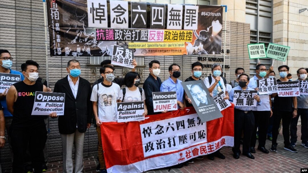 壹傳媒集團創辦人黎智英（左三）和香港支聯會成員以及支持者在西九龍法院應訊前合影。 （2020年7月13日）