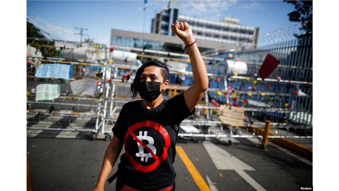 Una mujer con una camiseta de "No a Bitcoin" participa en una protesta contra el presidente de El Salvador, Nayib Bukele, en el Congreso Nacional en San Salvador, El Salvador, 9 de febrero de 2022.