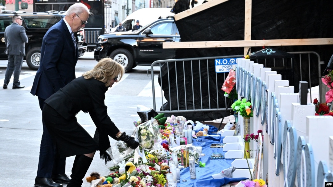 El presidente de Estados Unidos, Joe Biden, y la primera dama, Jill Biden, depositan flores mientras presentan sus respetos a las víctimas del ataque con camión del 1 de enero en un monumento improvisado en Bourbon Street en Nueva Orleans, Luisiana, el 6 de enero de 2025.