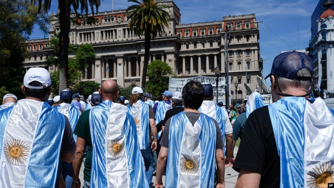 ARCHIVO - Manifestantes con banderas de Argentina se manifiestan contra las reformas económicas del presidente Javier Milei frente a la Corte Suprema mientras los sindicatos impugnan legalmente las medidas, en Buenos Aires, Argentina, el 27 de diciembre de 2023.