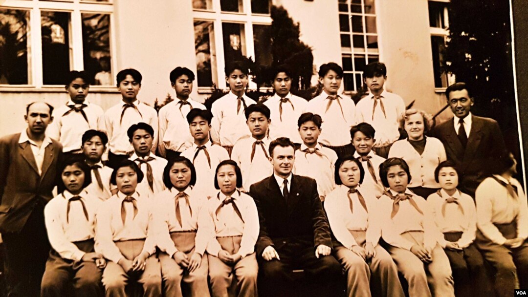 1950년대 체코 '김일성학원'에서 찍은 기념 사진.
