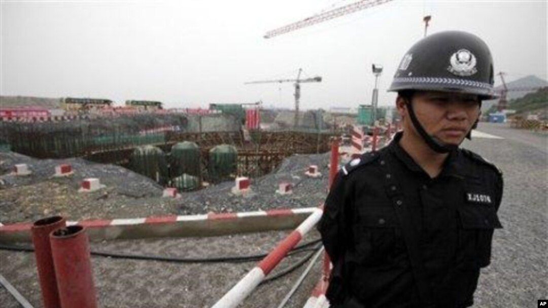 一名中國特警在浙江省東部三門核電站的施工工地站崗(資料圖片)