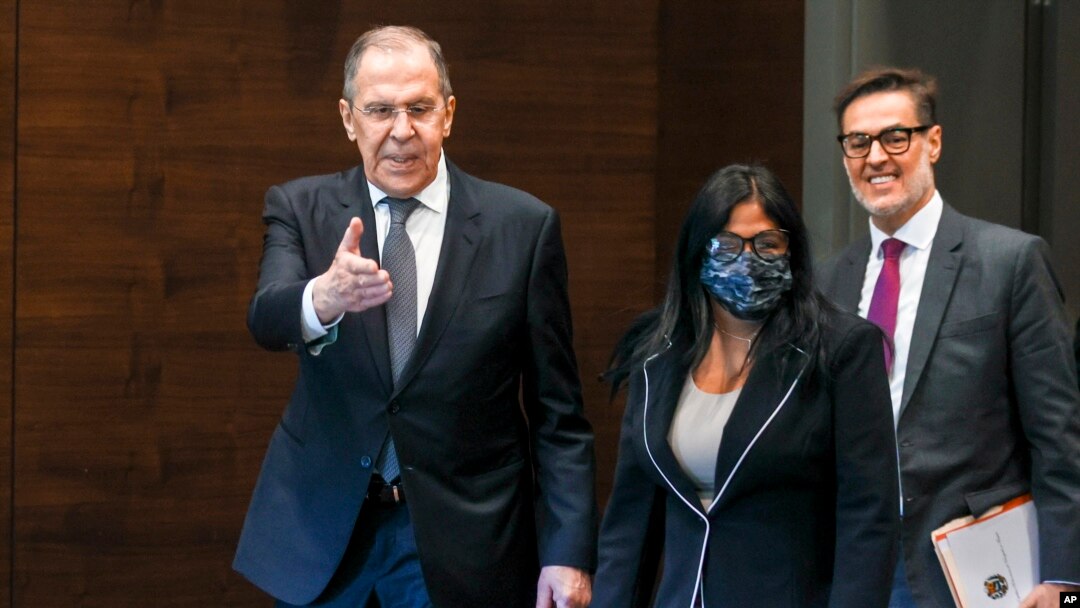 El ministro de Relaciones Exteriores ruso, Sergey Lavrov, da la bienvenida a la vicepresidenta venezolana, Delcy Rodríguez, en Antalya, Turquía, el 10 de marzo de 2022. Foto: Ministerio de Relaciones Exteriores de Rusia vía AP.