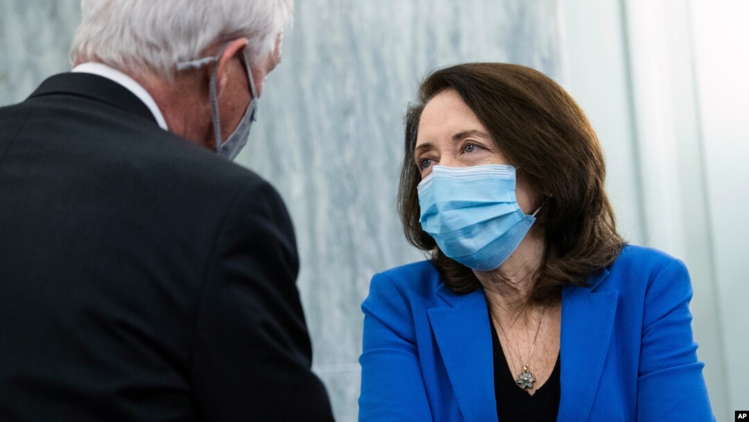 Chairman Roger Wicker, R-Miss., and ranking member Sen. Maria Cantwell , D-Wash., confer during the Senate Commerce, Science, and Transportation Committee confirmation hearing for nominee for Secretary of Commerce, Gina Raimondo, Jan 26, 2021.