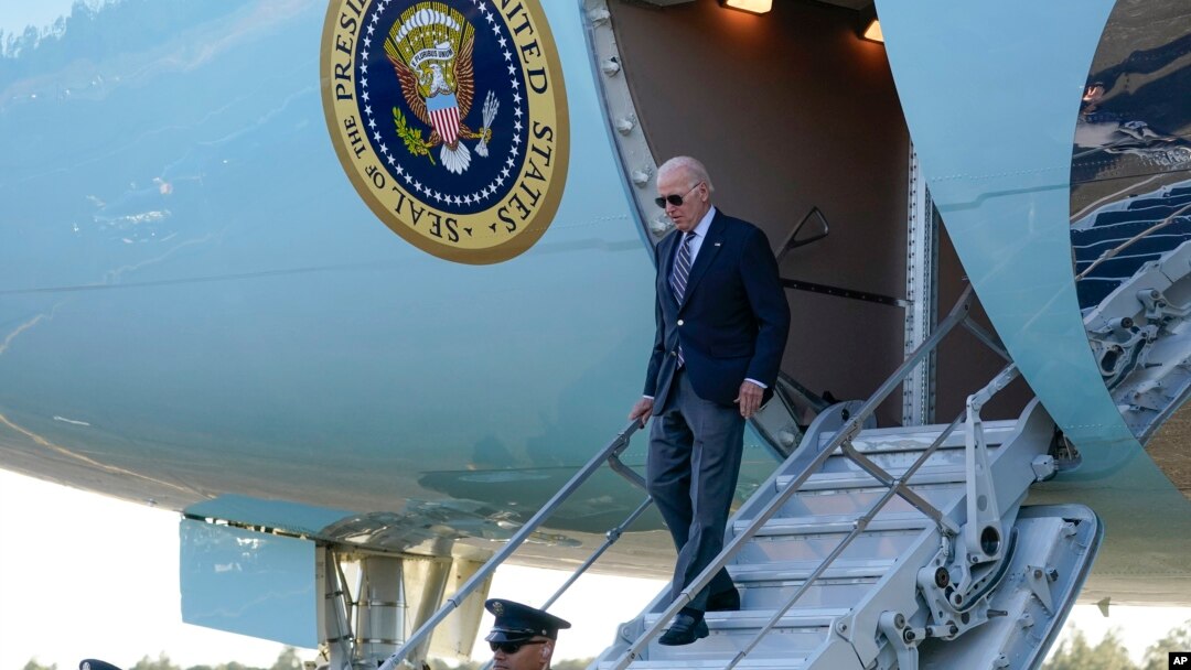 El presidente de EEUU, Joe Biden, desciende del avión presidencial en el Aeropuerto del Parque Nacional del Gran Cañón del Colorado el 7 de agosto de 2021.