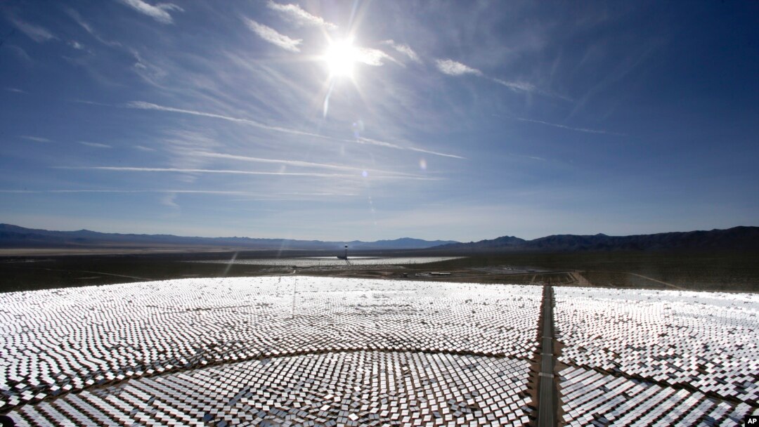 300.000 paneles solares controlados por computadora funcionan en la planta solar eléctrica de Ivanpah en Prim, Nevada.