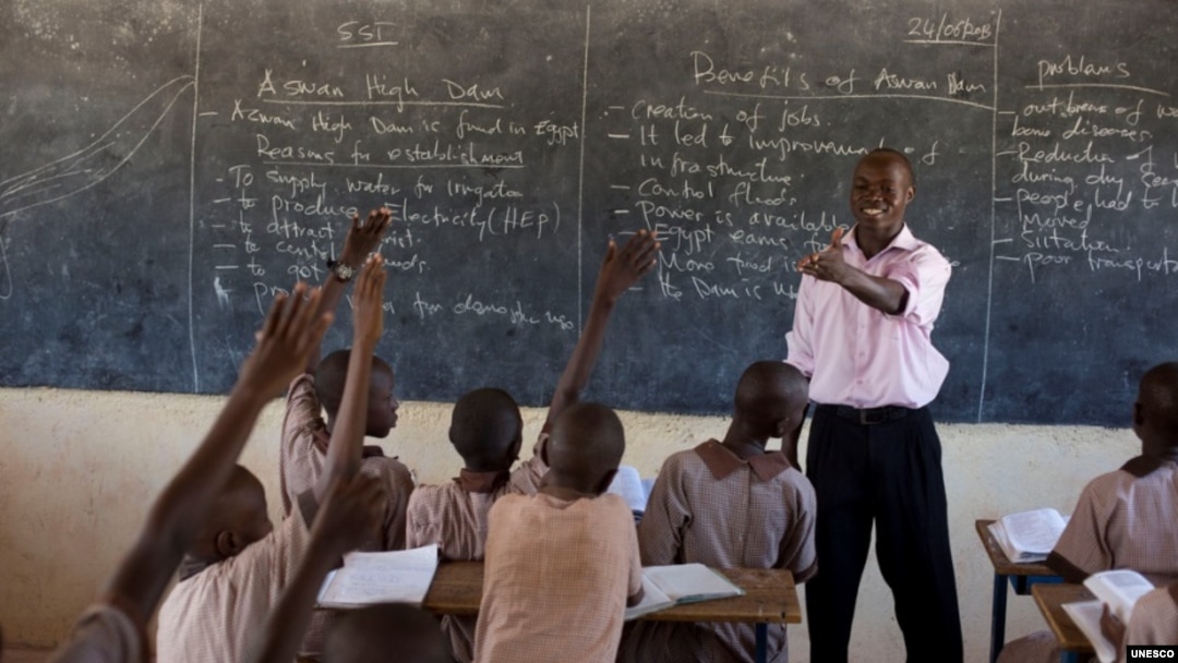 An instructor teaches students in Lodwar, Turkana, Kenya. He supplements his teachers salary with a small shop managed by him and his wife. (K. Prinsloo/ ARETE/UNESCO)