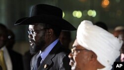 Sudanese President Omar al-Bashir (R) listens as his South Sudanese counterpart Salva Kiir speaks during a joint news conference, before Kiir's departure at Khartoum Airport (file photo)