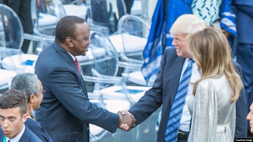 Rais Uhuru Kenyatta wa Kenya (Kushoto) asalimiana na Rais Donald Trump wa Marekani walipohudhuria mkutano wa G7 nchini Italia tarehe 27 mwezi Mei, 2017. Mkewe Trump, Melania Trump (Kulia), anawatazama.