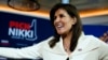 La candidata presidencial republicana, ex embajadora ante la ONU, Nikki Haley, saluda a los votantes en un evento de campaña en el ayuntamiento, el 2 de enero de 2024, en Rye, Nueva Hampshire.