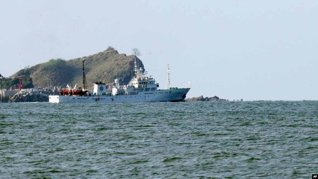 지난달 26일 한국 연평도 주변에 정부 어업지도선이 떠 있다.