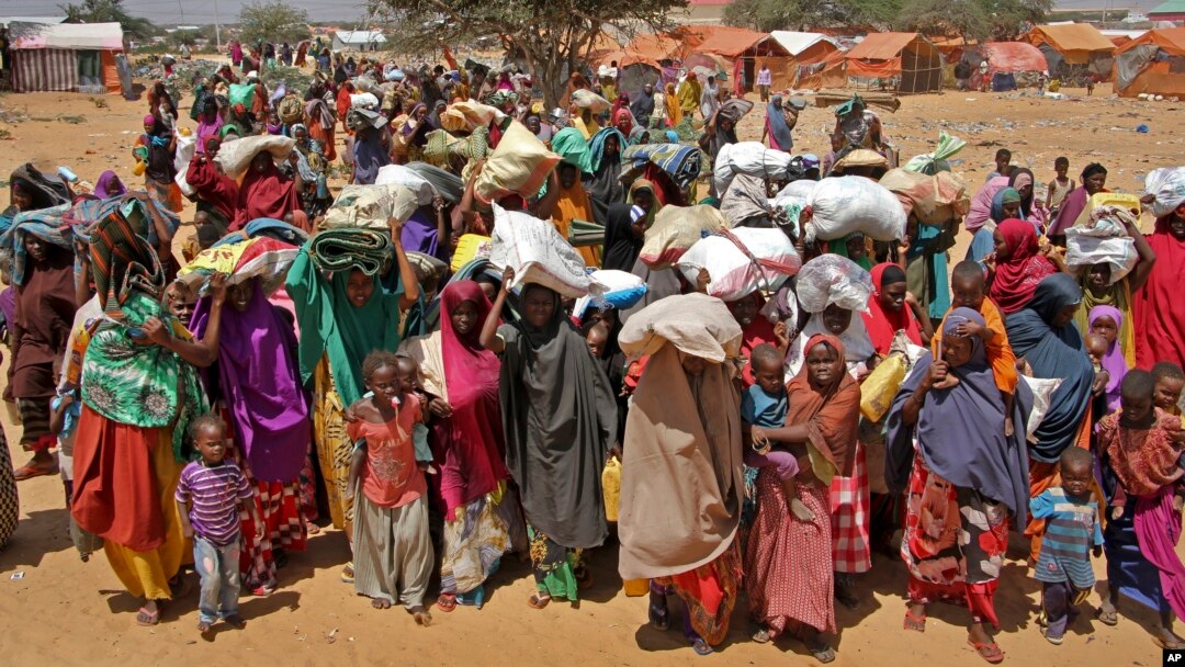 Somalis displaced by the drought, arrive at makeshift camps in the Tabelaha area on the outskirts of Mogadishu, Somalia, March 30, 2017. 