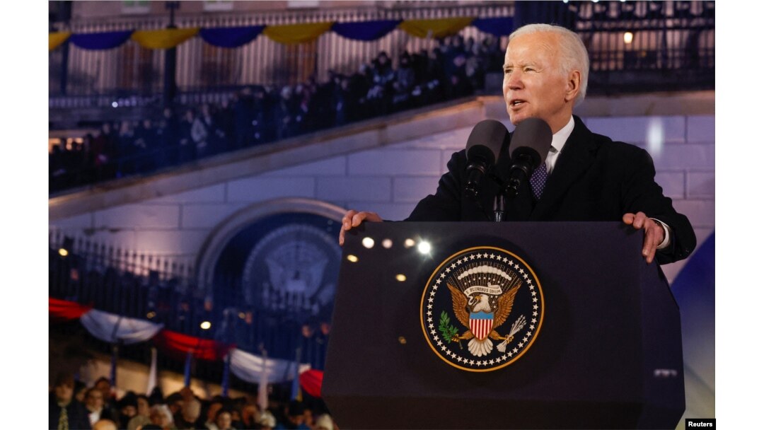 U.S. President Joe Biden delivers remarks ahead of the one year anniversary of Russia's invasion of Ukraine, outside the Royal Castle, in Warsaw, Poland, February 21, 2023. (REUTERS/Evelyn Hockstein)