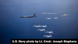 미 루이지애나주 박스데일 공군기지에서 날아온 B-52H 전략폭격기가 6일 남중국해에서 미 해군 니미츠 핵항모전단, 로널드레이건 핵항모전단과 인도-태평양 항행의 자유를 위한 합동 공중전술훈련을 했다.