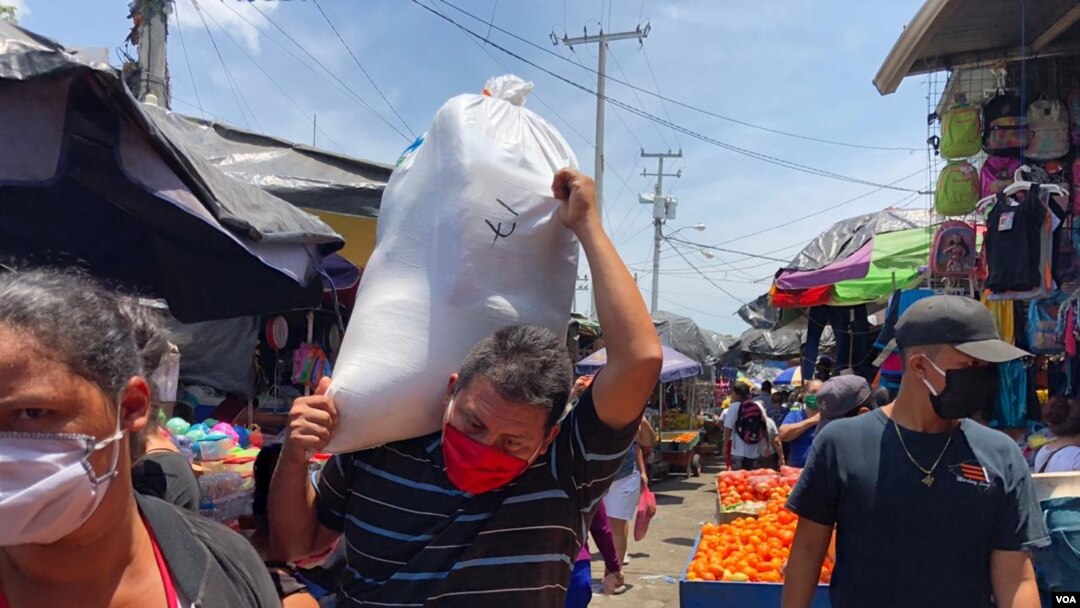 Los nicaragüenses comenzaron a abastecerse en grandes cantidades este fin de semana anticipando posibles medidas del gobierno por el coronavirus.