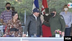 De izquierda a derecha- Rosario Murillo, Daniel Ortega y el jefe del Ejército, Julio César Avilés. Foto archivo VOA.