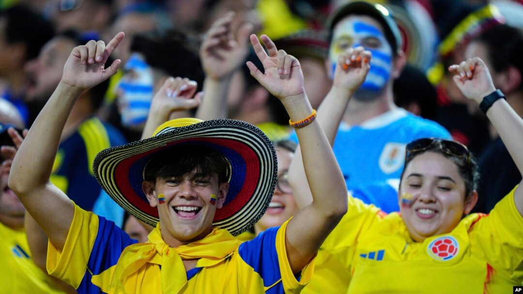 Los fanáticos de Colombia celebran después de que Jefferson Lerma anotara el primer gol contra Uruguay durante un partido de fútbol semifinal de la Copa América en Charlotte, Carolina del Norte, el miércoles 10 de julio de 2024.