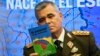 El ministro de Defensa de Venezuela, general en jefe Vladimir Padrino López, lee un panfleto sobre la potestad territorial en el Esequibo, durante una conferencia de prensa en Caracas, el pasado 13 de octubre de 2023.
