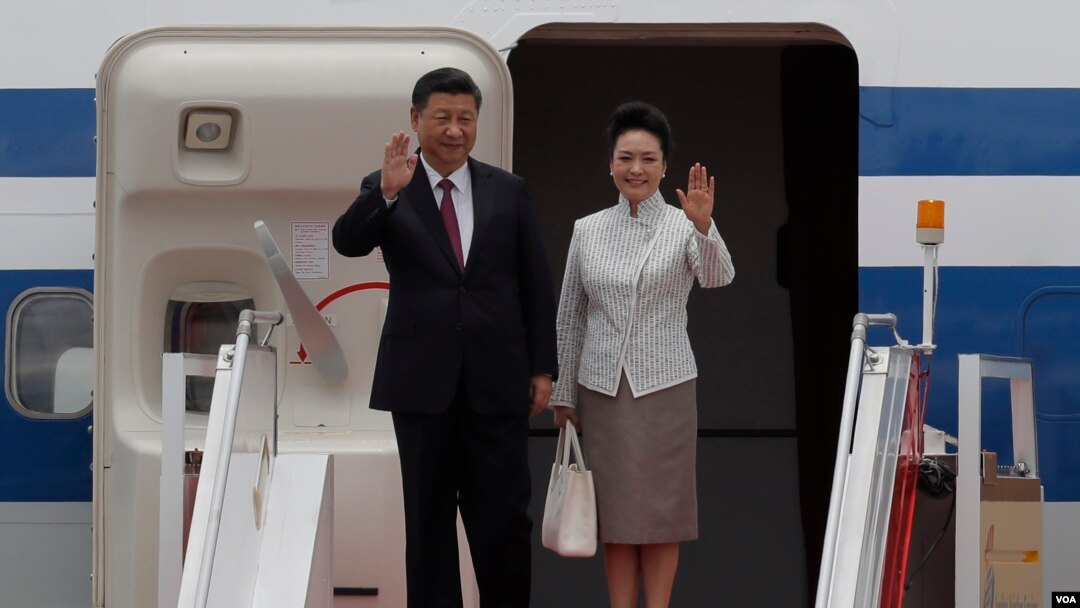 中國國家主席習近平攜夫人彭麗媛抵達香港機場（2017年6月29日）
