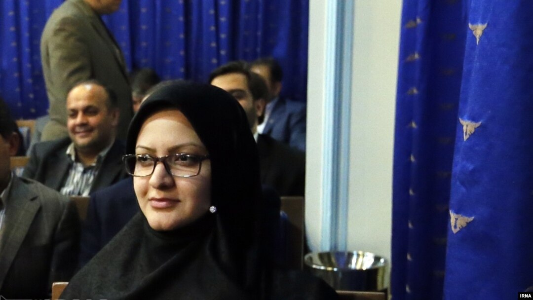  مینو خالقی، منتخب اصفهان در مجلس دهم در دیدار با حسن روحانی. دولت پیشتر از انتخاب او حمایت کرده بود.