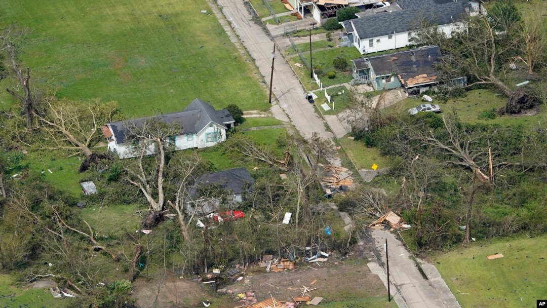 Árboles caídos y escombros rodean casas dañadas por el huracán Laura el jueves, 27 de agosto de 2020 cerca de Lake Charles, Louisiana.