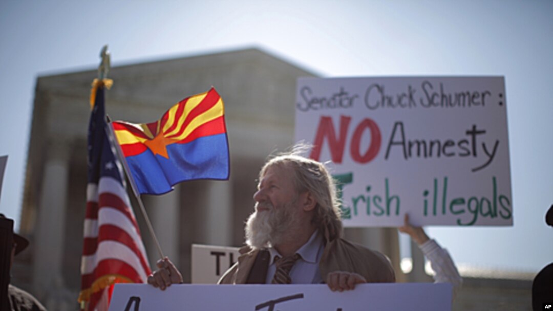 Noqonuniy muhojirlarga qarshi qabul qilingan Arizona qonunini yoqlovchi va unga qarshi bo'lganlar Oliy Sud binosi oldida namoyishga chiqishdi. 25-aprel, 2012-yil.