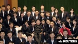 북한 김정은 국무위원장이 11일 중요 예술단체 창작가, 예술인들에게 조선민주주의인민공화국 명예 칭호와 훈장이 수여했다고, 관영 매체들이 보도했다.