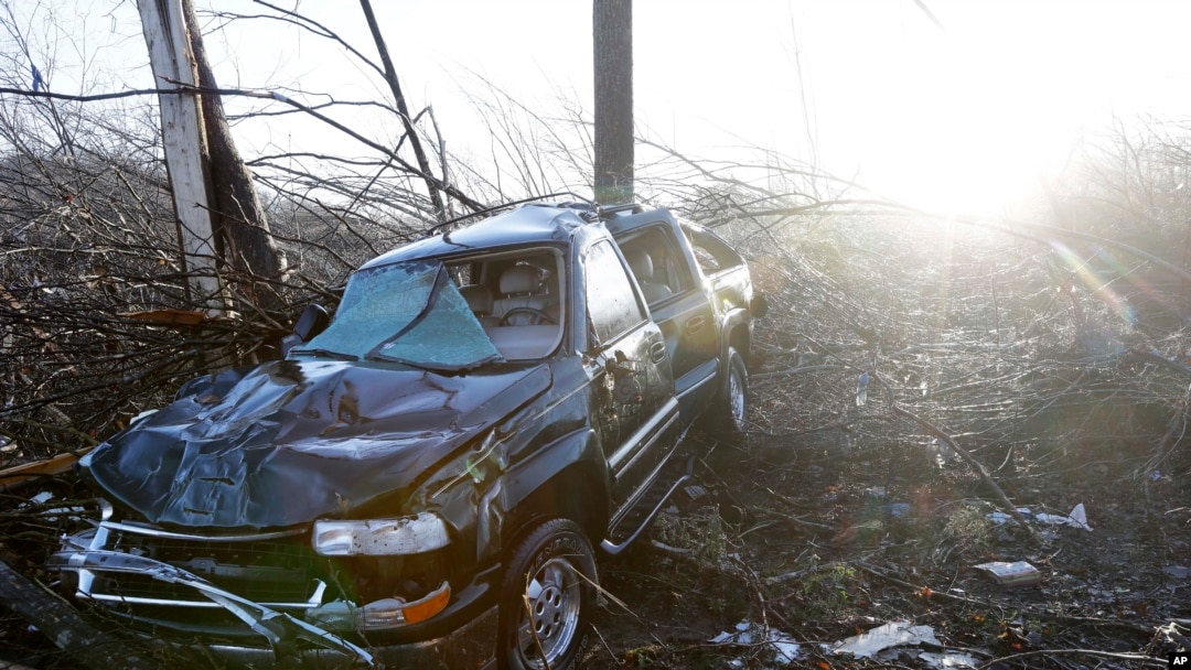 Escombros de un auto donde murió una pareja de hispanos, Antonio Izaguirre, de 70años , y su esposa, Ann Yzaguirre, de 69, durante las severas tormentas que azotaron en Tennessee.