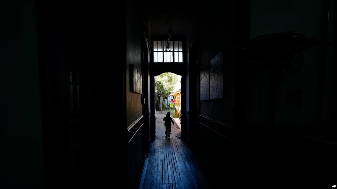 ARCHIVO - Sebastián, hijo de los migrantes venezolanos Karen Salazar y Luis Henrique, corre dentro del refugio "Nuestra Casa" en el barrio Yungay de Santiago, Chile, el jueves 30 de mayo de 2024. Tras dejar Venezuela y pasar por Colombia y Ecuador, la familia emigró a Chile.