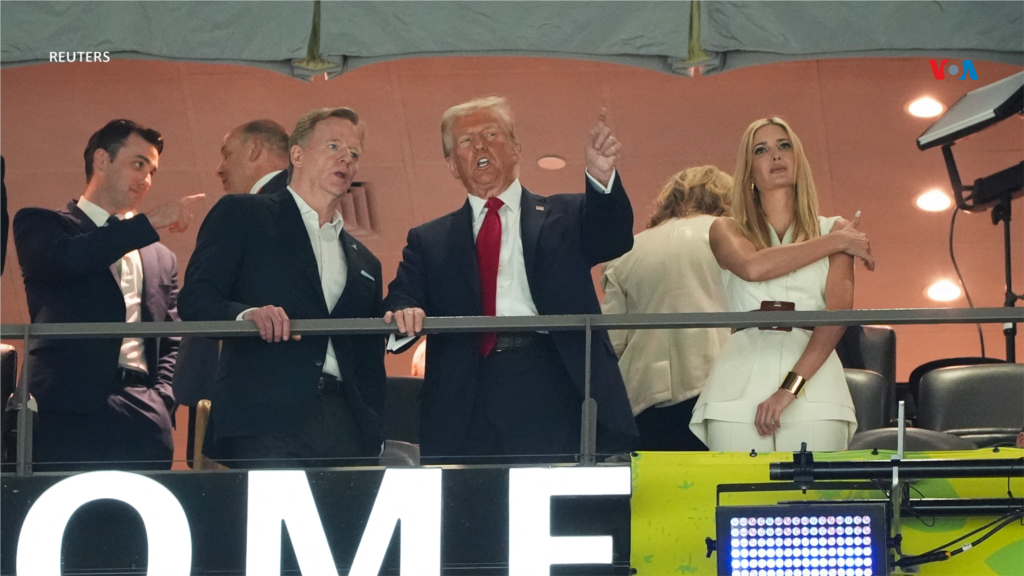 El comisionado de la NFL, Roger Goodell, habla con el presidente estadounidense Donald Trump, mientras Ivanka Trump observa, antes del inicio del Súper Bowl 2025. Esta es la primera vez que un presidente en funciones se hace presente en una final de la NFL. 