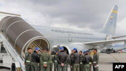 Máy bay Boeing 737-700 của Colombia chuẩn bị cất cánh đi San Diego, California, để nhận lại những người bị Mỹ trục xuất (ảnh chụp tại Bogota ngày 27/1/2025). 
