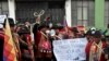 Opositores de Luis Fernando Camacho, gobernador de Santa Cruz, protestan afuera de la estación de policía donde ha sido detenido, en La Paz, Bolivia, el 29 de diciembre de 2022. 
