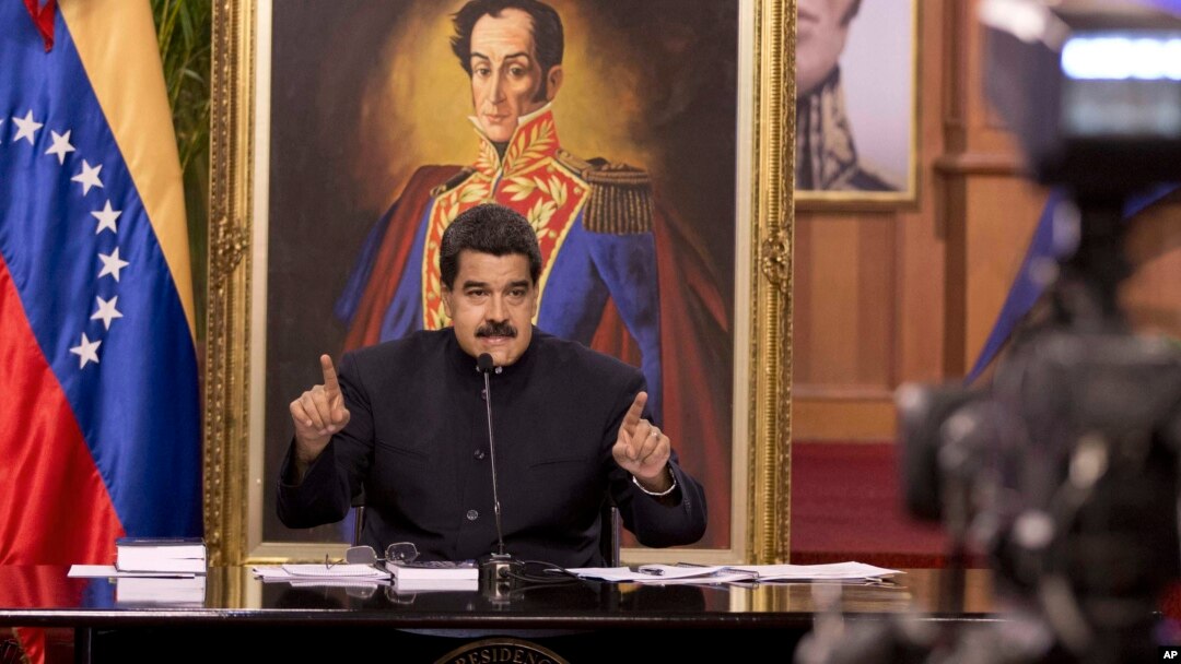 Maduro dijo en una cadena de radio y televisión desde el palacio de gobierno que las medidas generarán un “gran daño económico, financiero y energético”, y le quitarán la “solvencia financiera” a Venezuela.