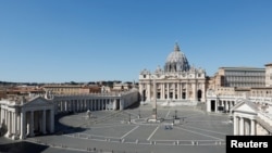 La siempre abarrotada Plaza de San Pedro luce desolada en los momentos más duros de la pandemia en Italia en abril del año pasado.