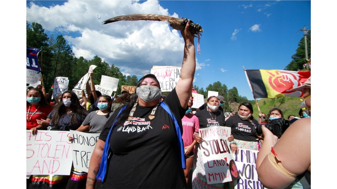 Nativoamericanos se manifiestan en Keystone, Dakota del Sur, antes de la visita del presidente Donald Trump al monte Rushmore, el viernes, 3 julio.