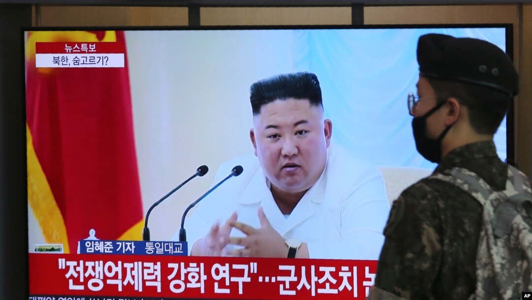 지난달 24일 한국 서울역 대기실 TV 화면에 김정은 북한 국무위원장이 보도되고 있다.