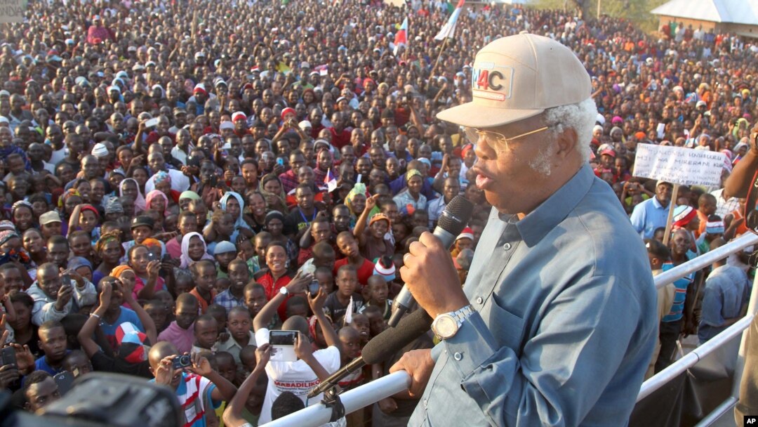 Edward Lowassa, presidential candidate from the opposition CHADEMA coalition, addresses a campaign rally in Manyara, Tanzania, Sept. 25, 2015.