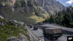 行駛在斯利那加-拉達克公路上的印度軍車隊。(2020年9月9日)