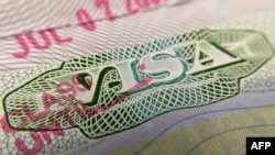 La foto de archivo muestra un sello de visa en un pasaporte extranjero.