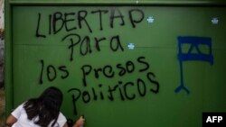 La CIDH señala que represión contra opositores de las últimas semanas ha incrementada la cantidad de solicitudes de protección con medidas cautelares. En la imagen unas joven estudiante expresa repudio al gobierno sandinista. (Foto archivo)